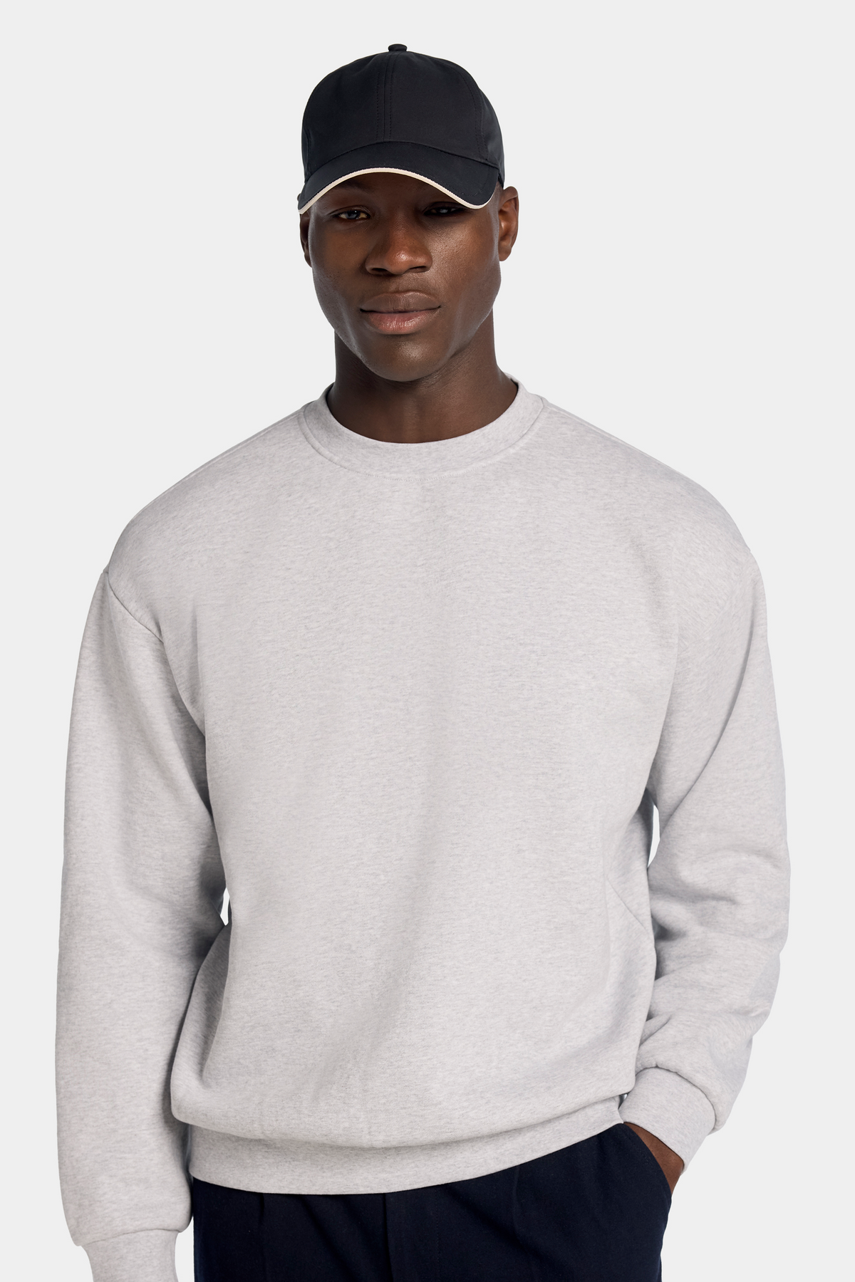 DER MILAN OVERSIZED RUNDHALSPULLOVER