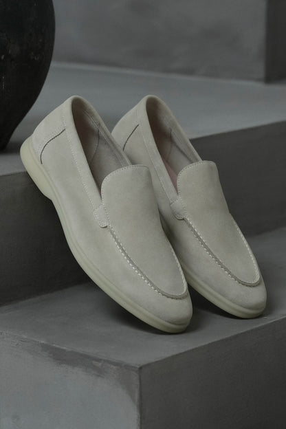 IL CLASSICO MOCASSINO IN CAMOSCIO