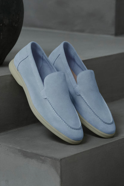 IL CLASSICO MOCASSINO IN CAMOSCIO
