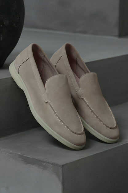 IL CLASSICO MOCASSINO IN CAMOSCIO